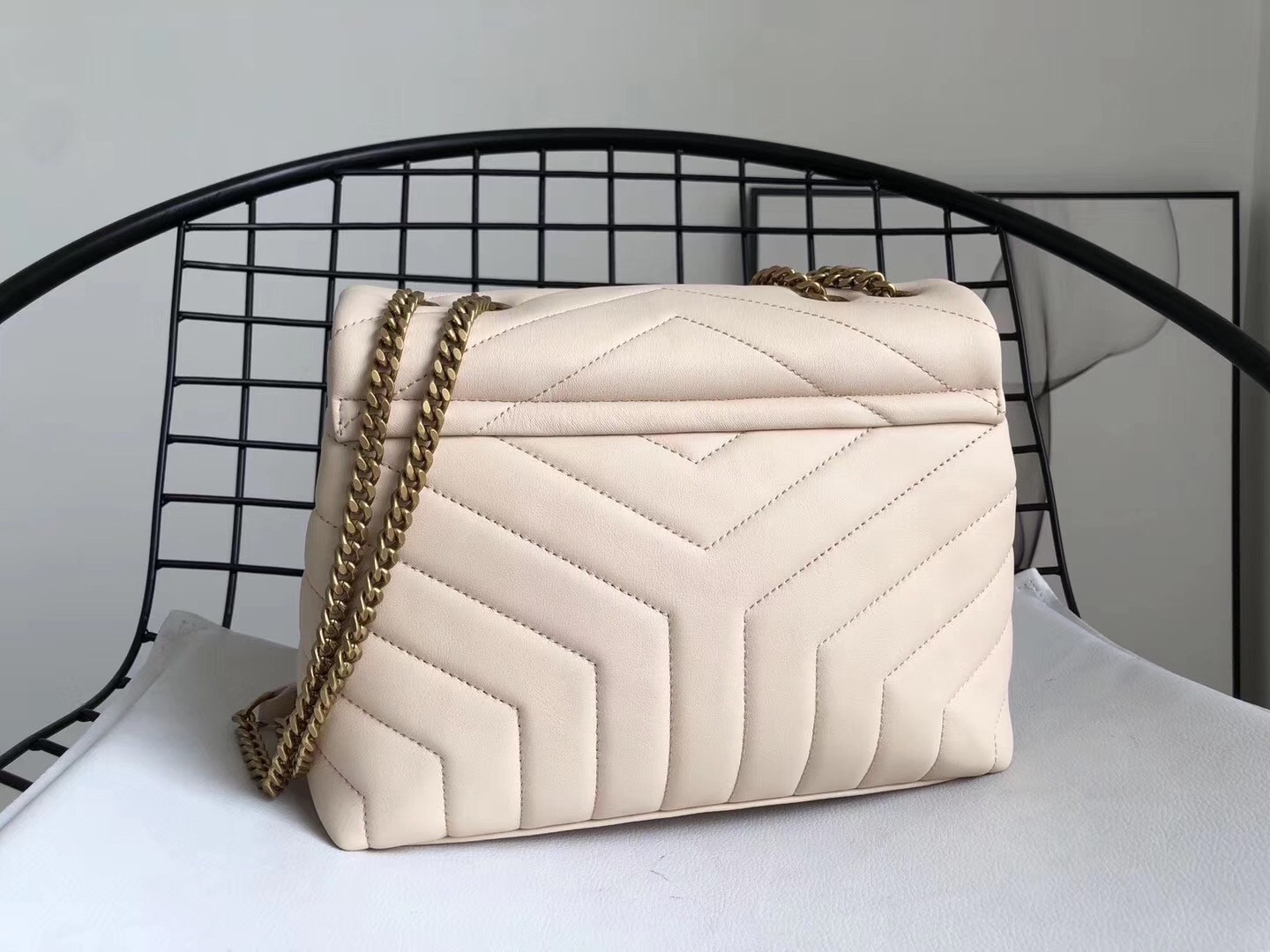 Sa**t Lau*nt loulou small bag in beige matelasse leather