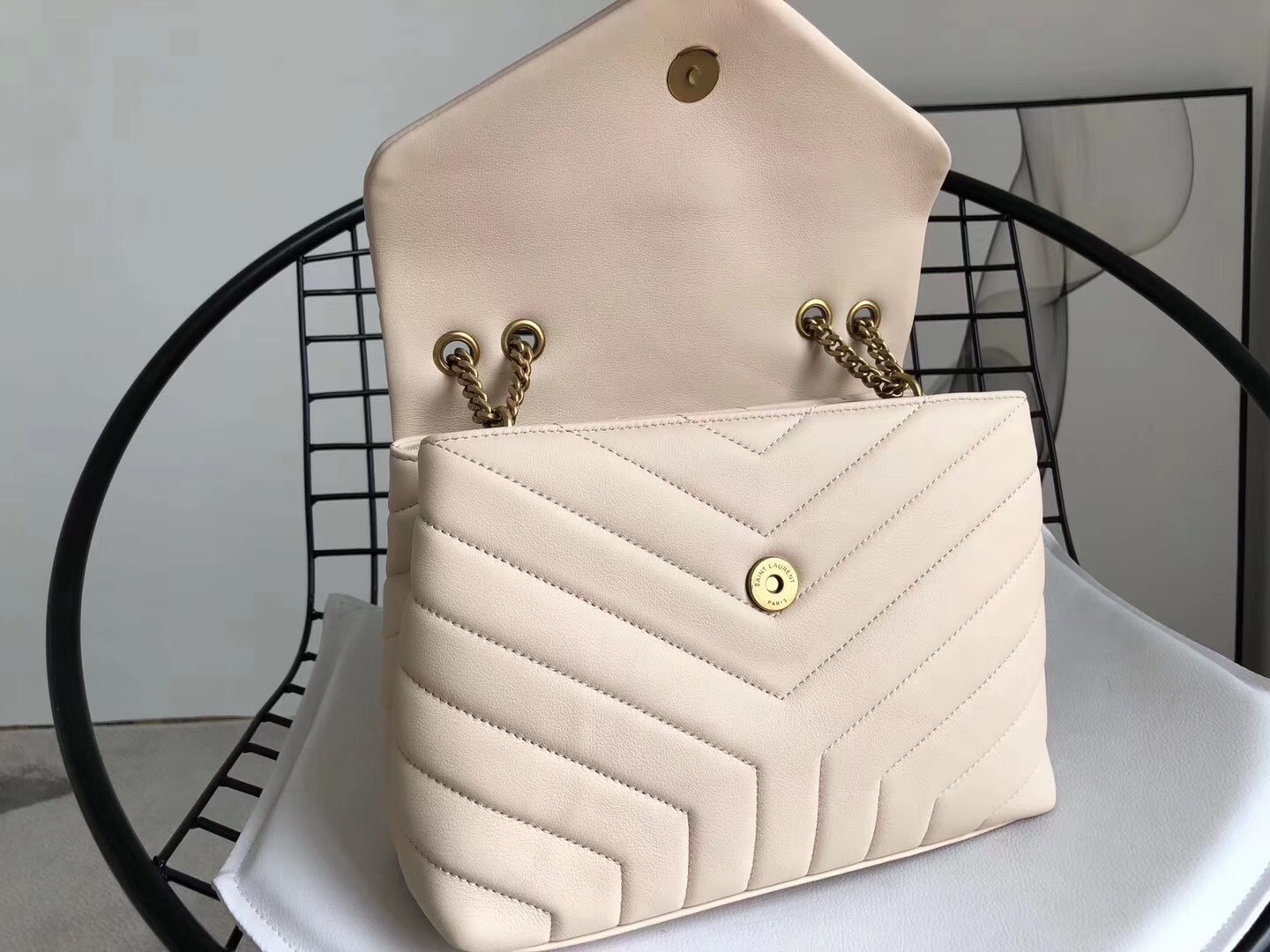 Sa**t Lau*nt loulou small bag in beige matelasse leather