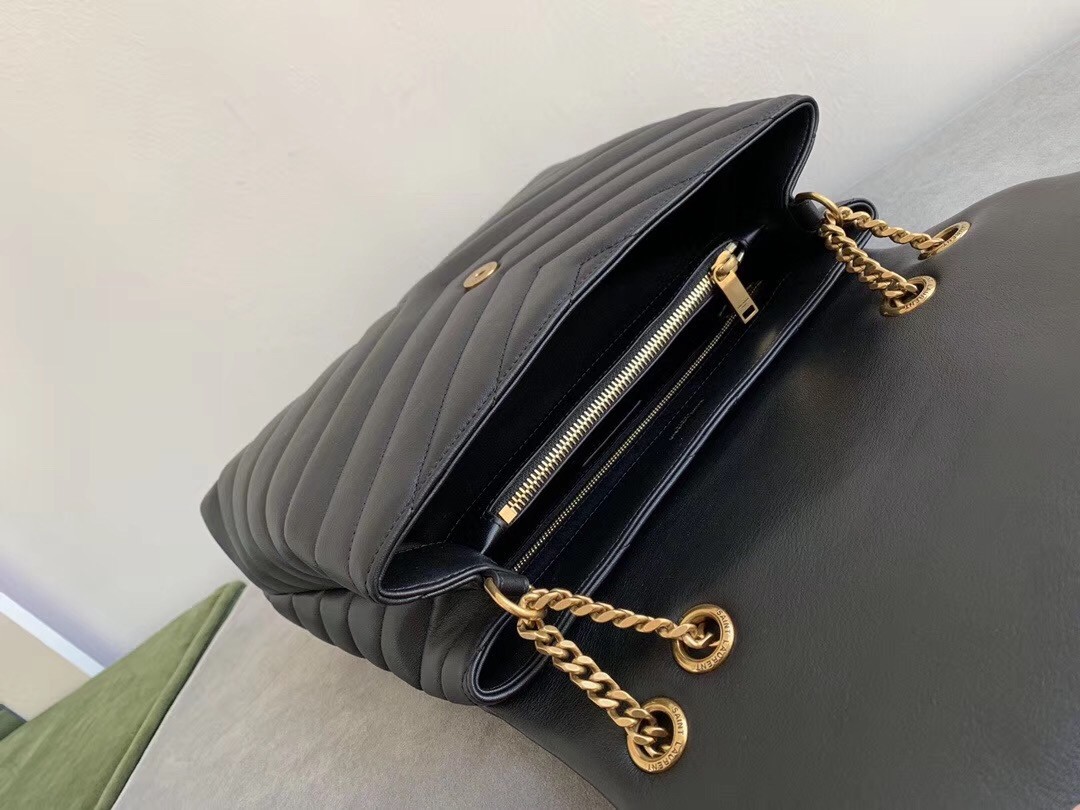 Sa**t Lau*nt loulou medium bag in black matelasse leather