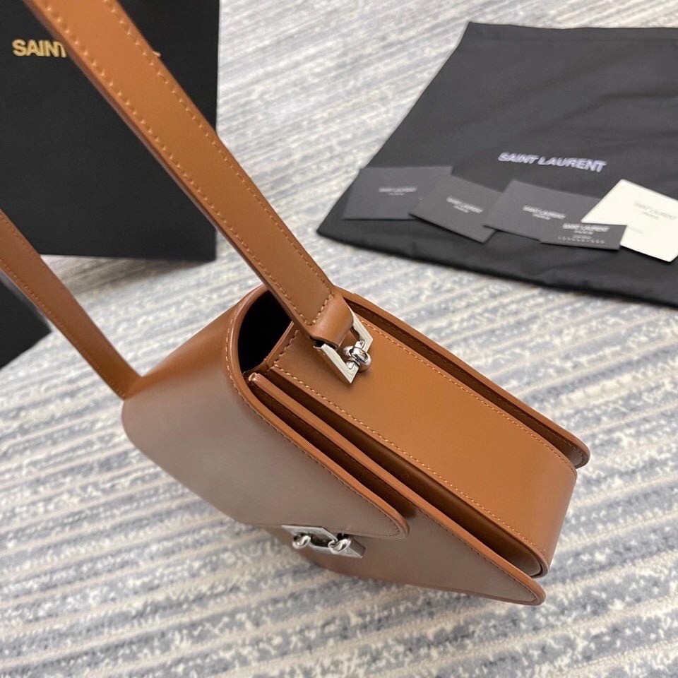 Sa**t Lau*nt le pave bag in camel calfskin