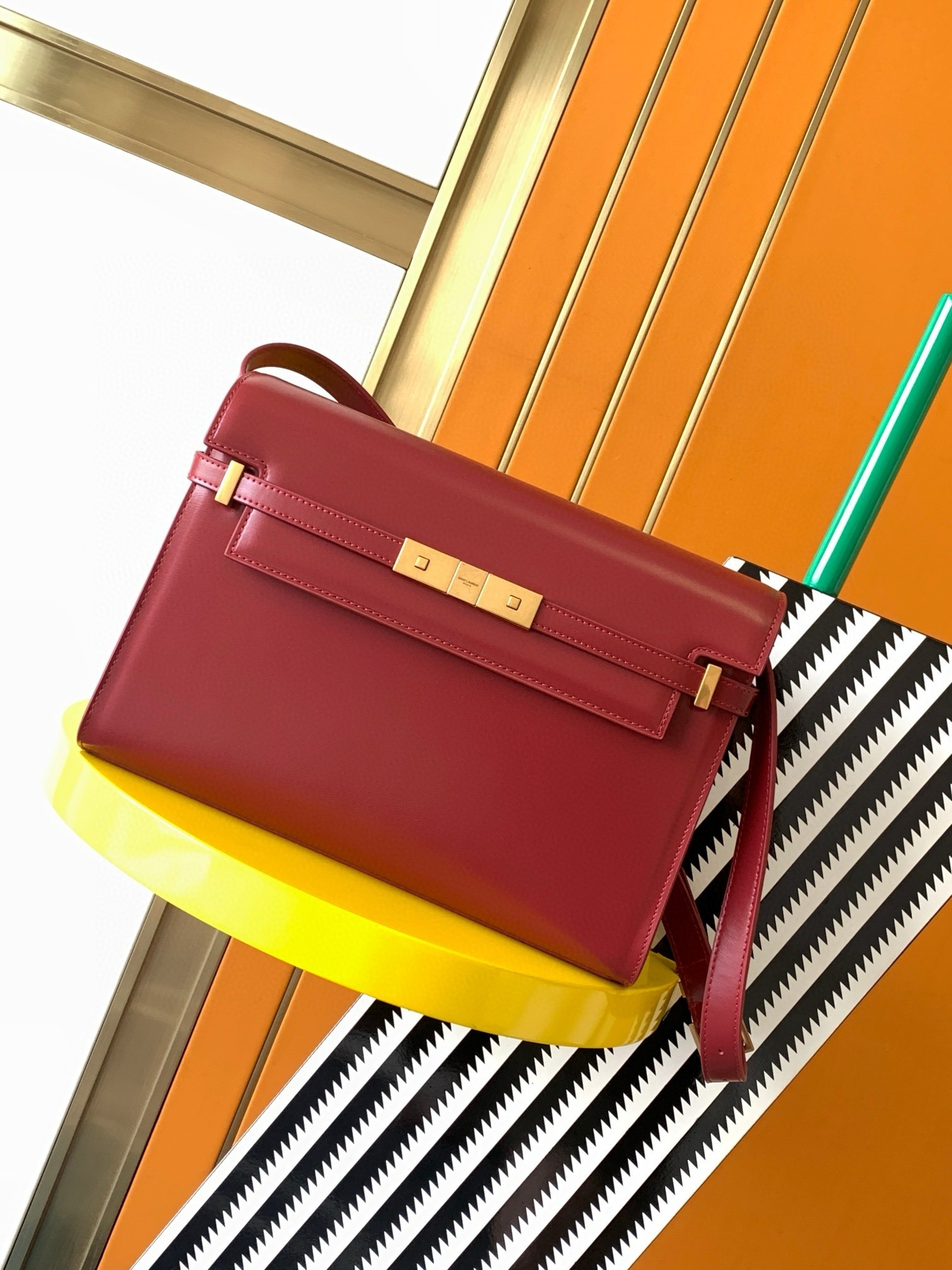Sa**t Lau*nt manhattan medium shoulder bag in red calfskin