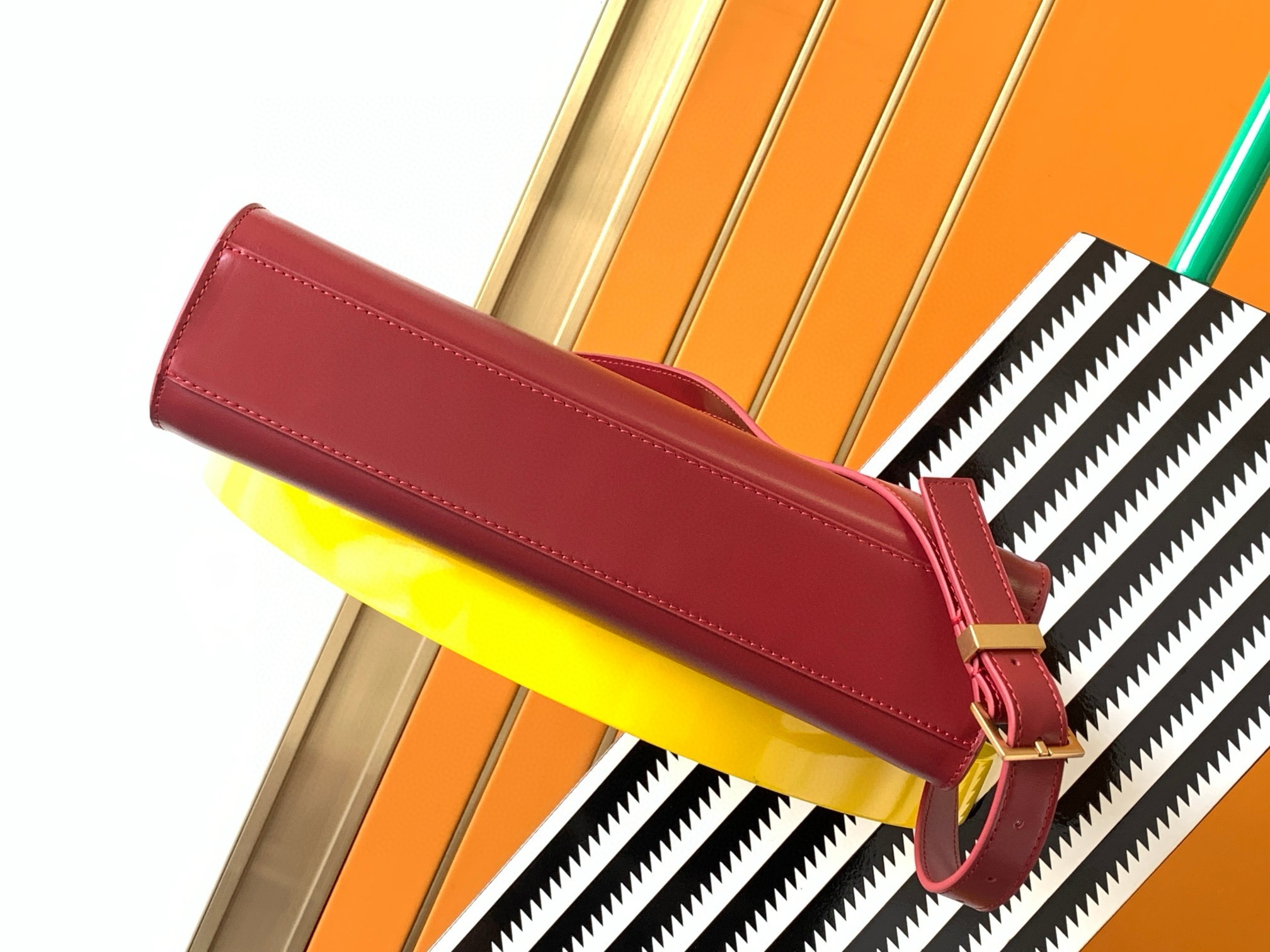 Sa**t Lau*nt manhattan medium shoulder bag in red calfskin