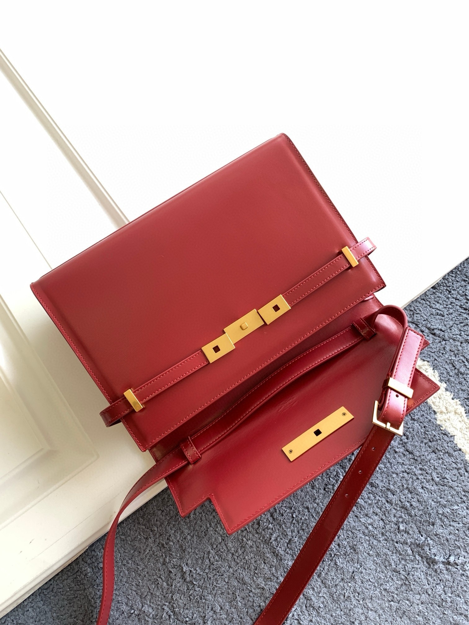 Sa**t Lau*nt manhattan medium shoulder bag in red calfskin
