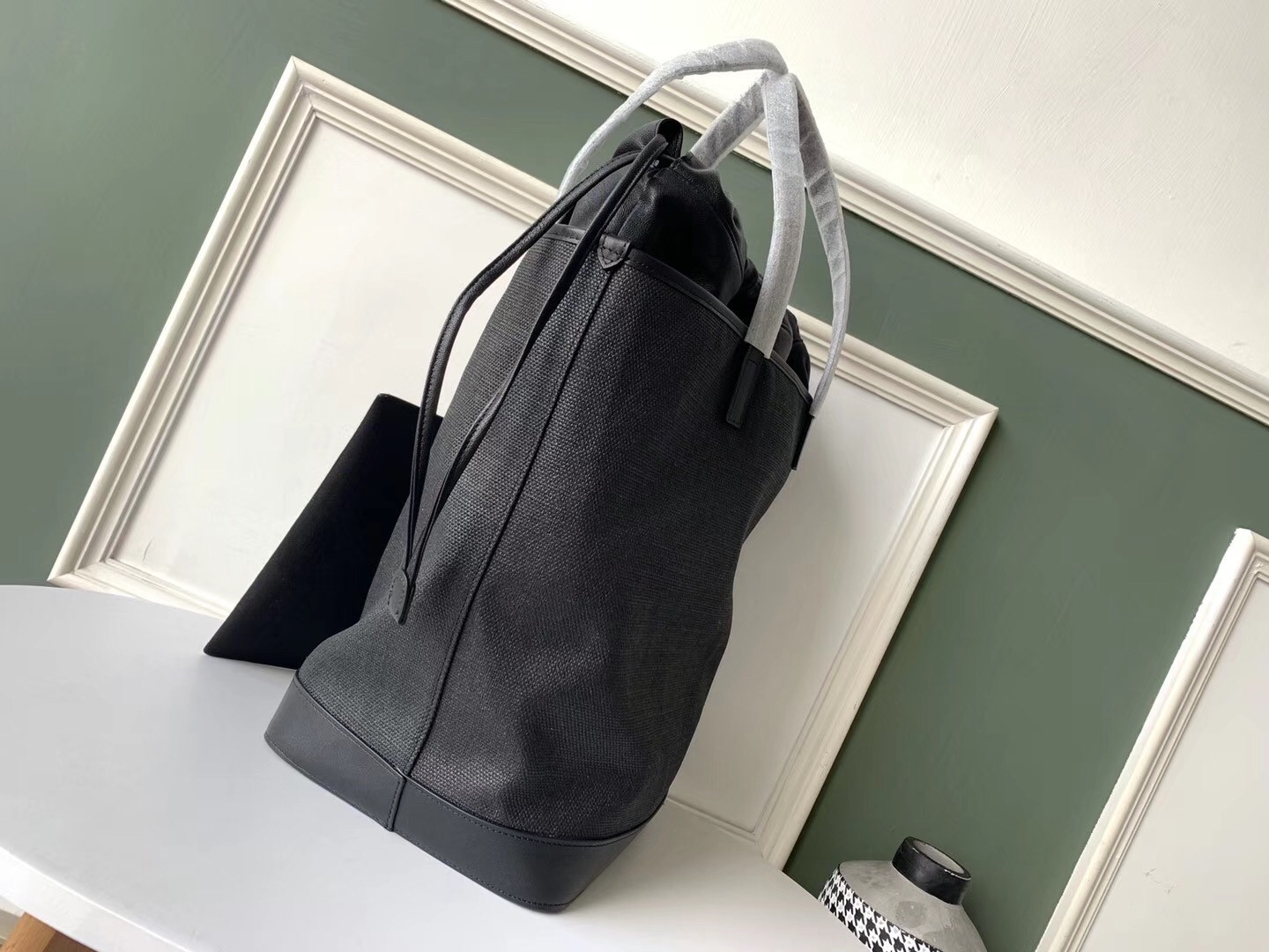 Sa**t Lau*nt teddy shopping bag in black raffia