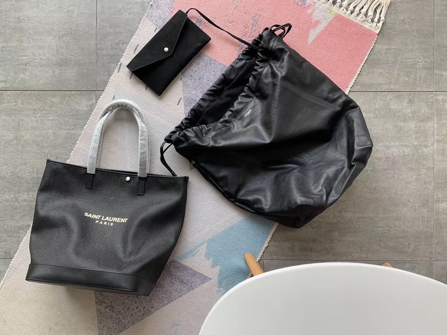 Sa**t Lau*nt teddy shopping bag in black raffia